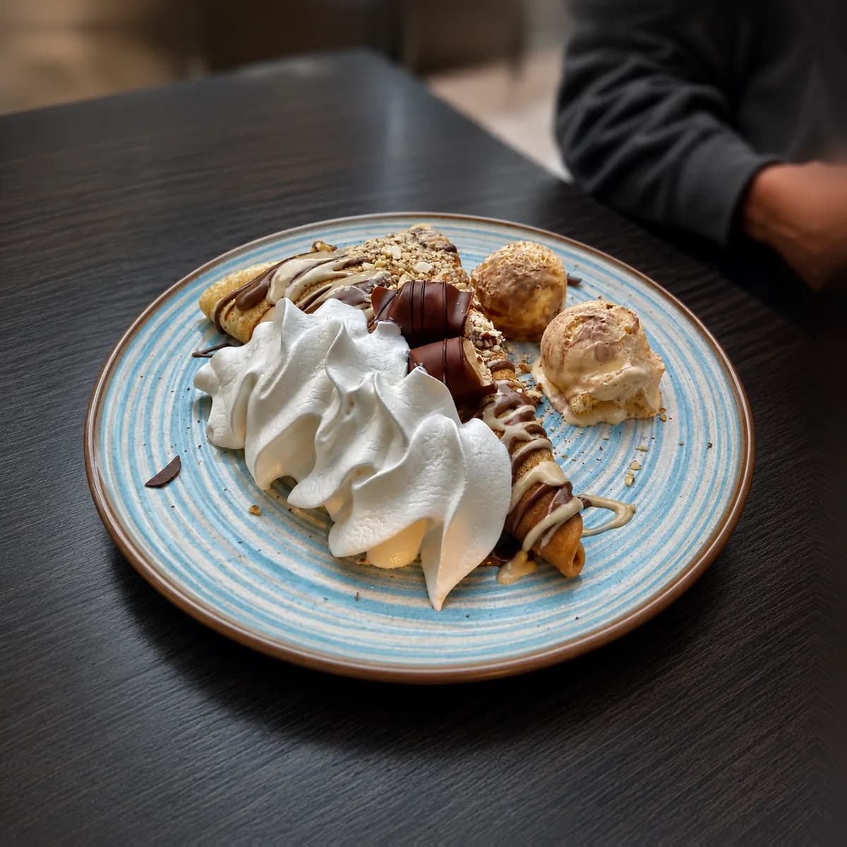 Palačinka sa šlagom, Kinder Bueno čokoladicom i sladoledom, fotografija gosta