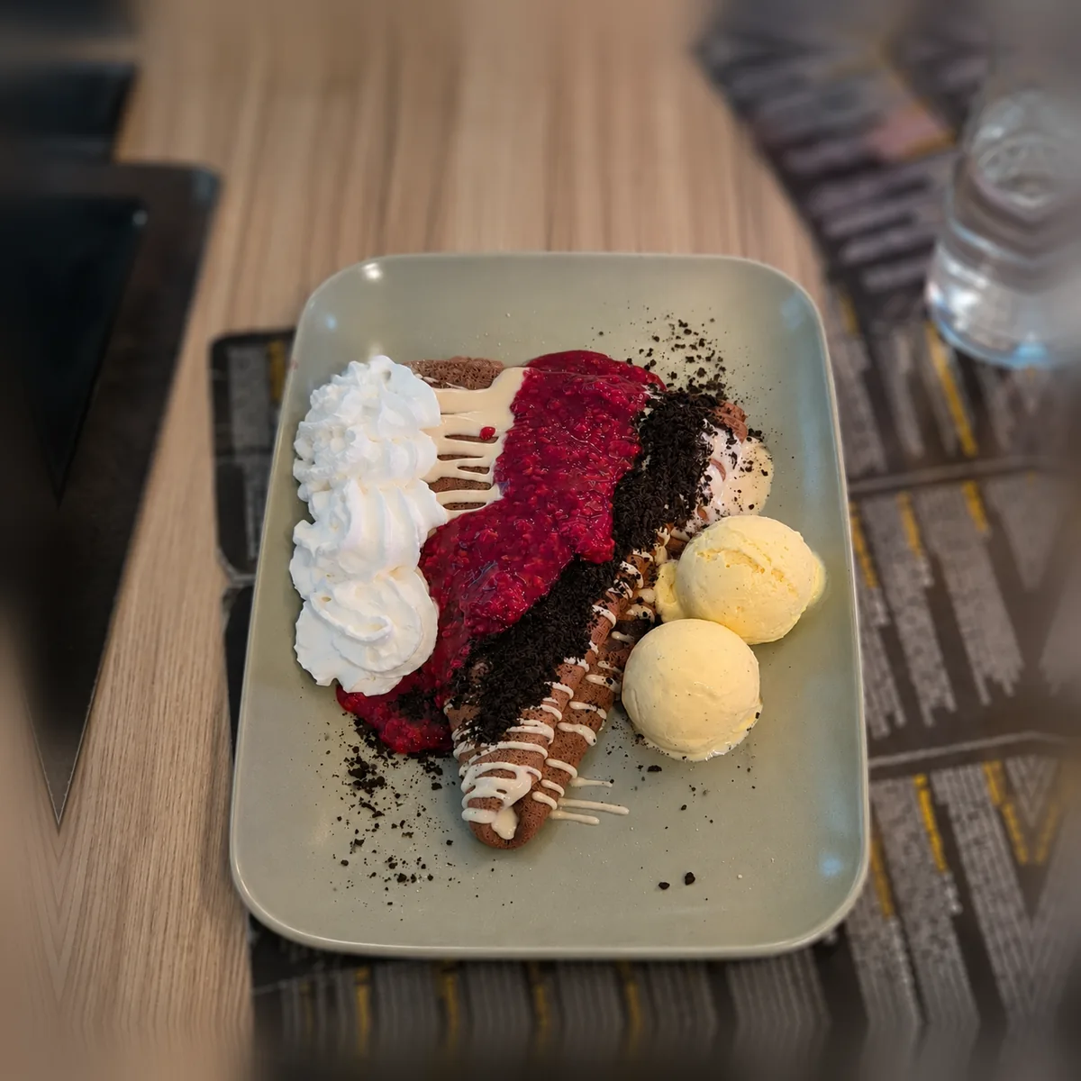 Čokoladna palačinka s umakom od maline, Oreo keksom i sladoledom, fotografija gosta