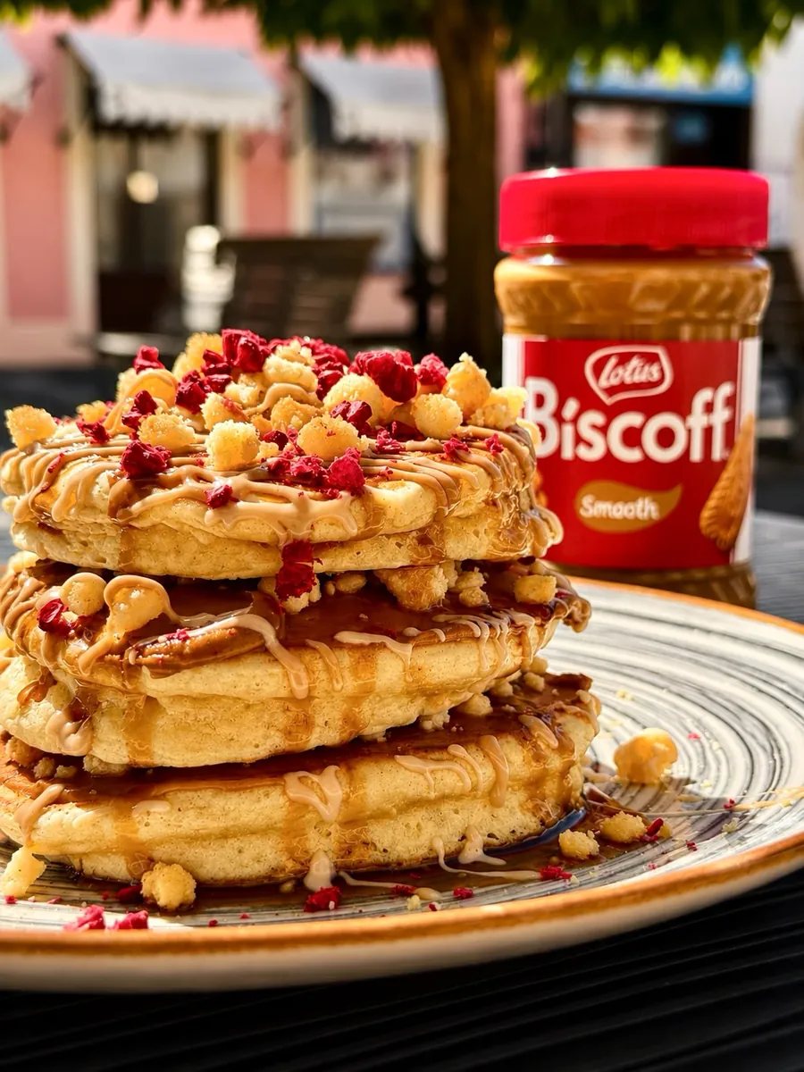 Američke palačinke s Lotus Biscoff namazom i malinama